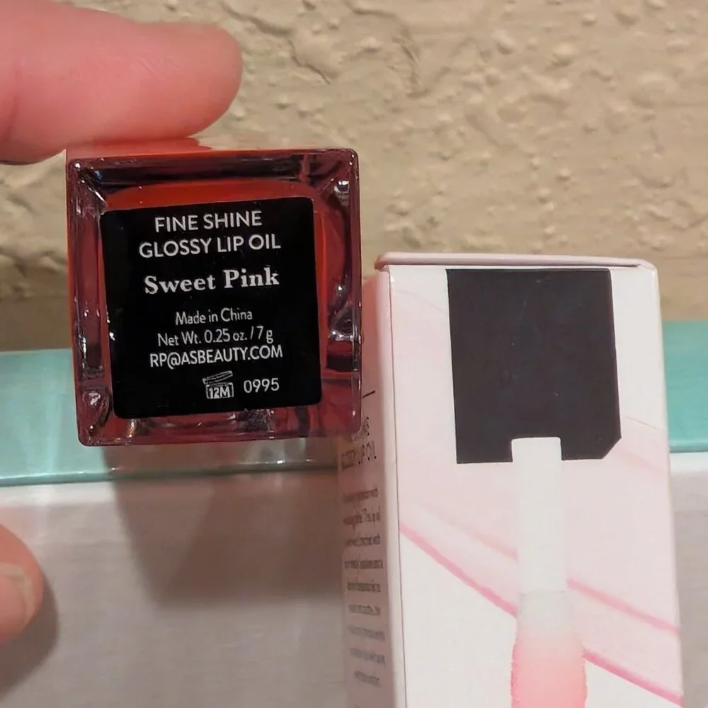 Laura Geller Fine Shine Glossy Lip Oil – Sweet Pink NWT